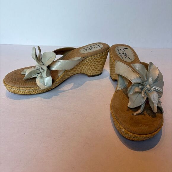 b.o.c. Women's Cream Leather Wedge Sandals Thong style Floral decor size 8M/W - Picture 1 of 10